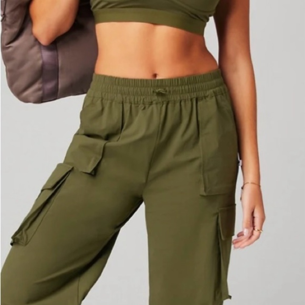 Fabletics Heights Cargo Pant Utility Green Size S NWT - Picture 2 of 16